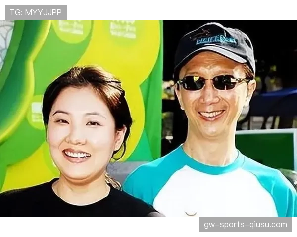 伏明霞最新度假照我看了三遍——她的躺椅居然比我家整个客厅气场还强