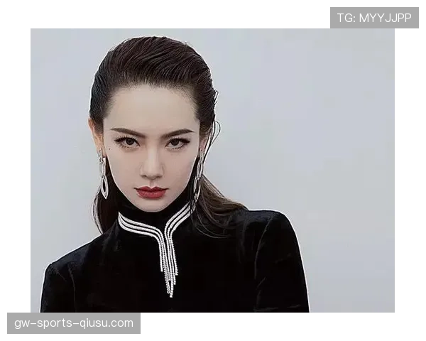 吴向东穿睡衣开豪车，这日常画面简直电影偶像吧！